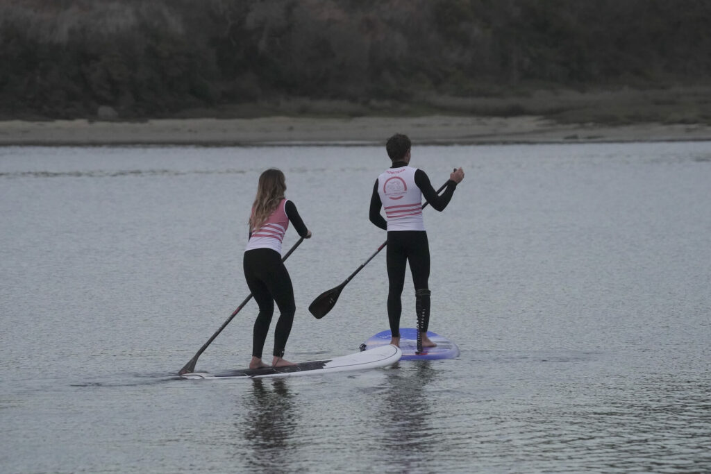 Deux personnes sur un paddle sur la Ria du Conquet