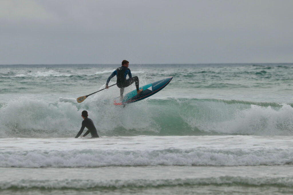 Un surfeur entrain de faire SUP Surf