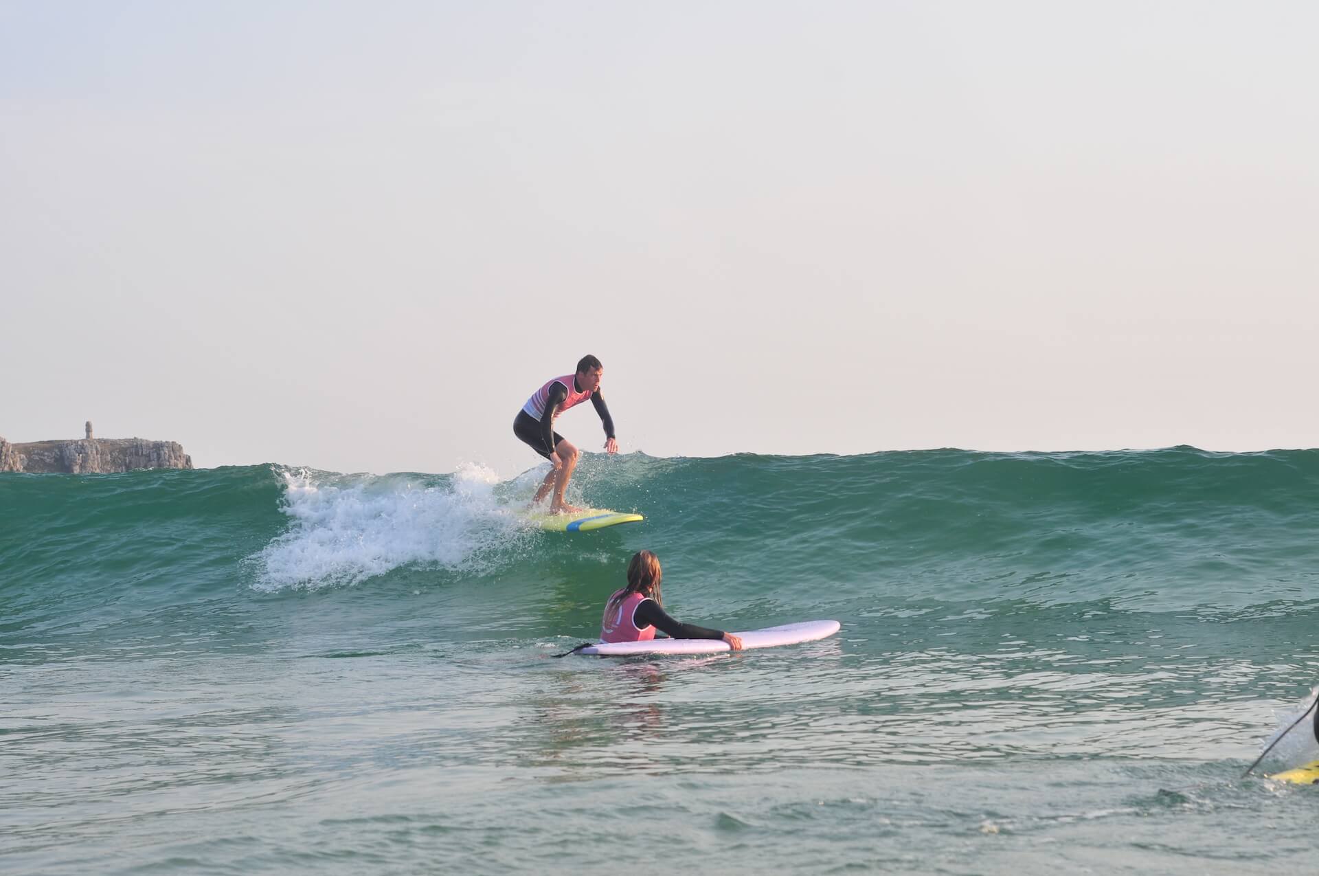 Un surfeur entrain de surfer
